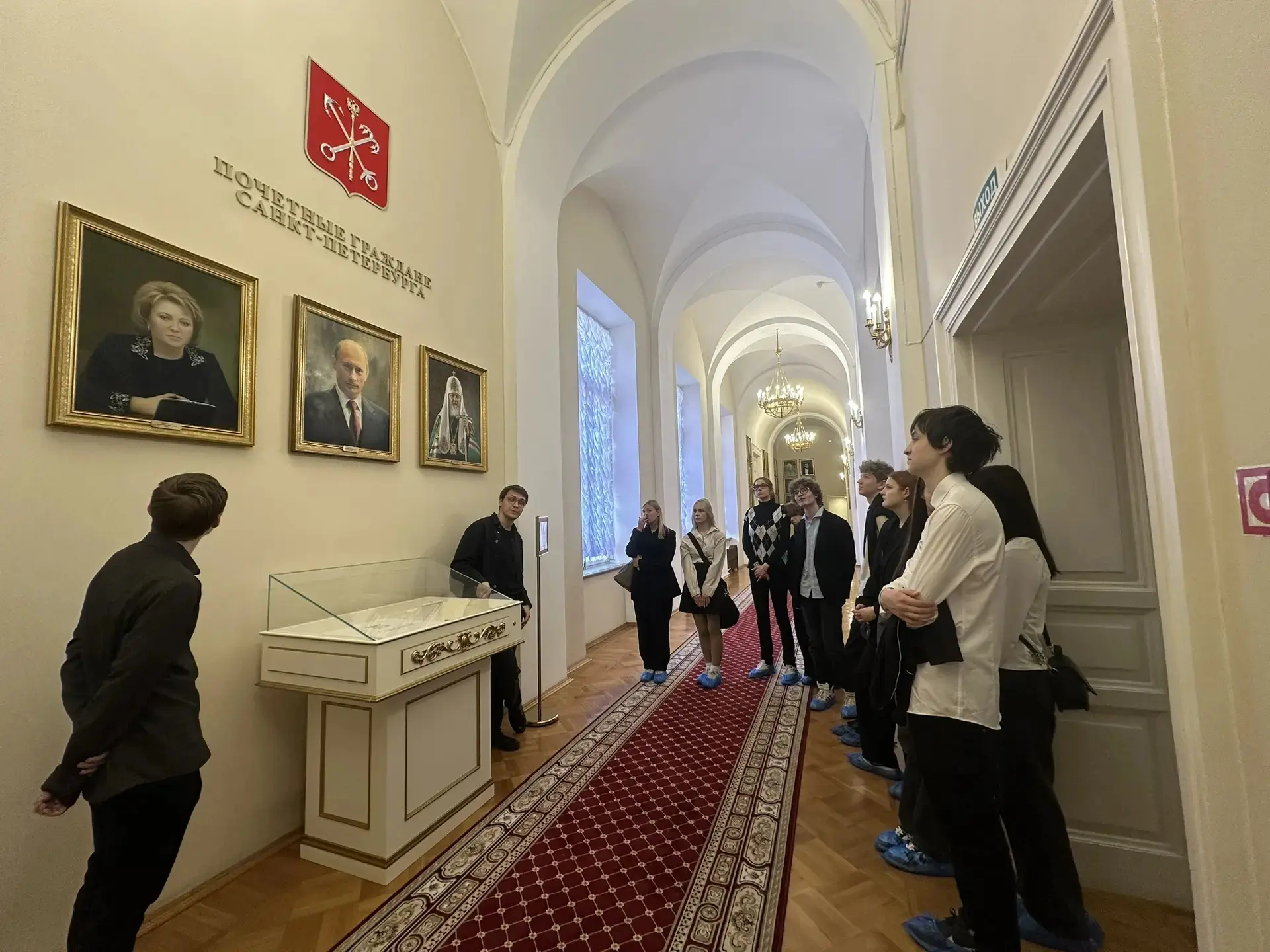 🏛 Погружение в историю и политику: 10Б класс в Мариинском дворце!  22 мая десятиклассники сменили шк