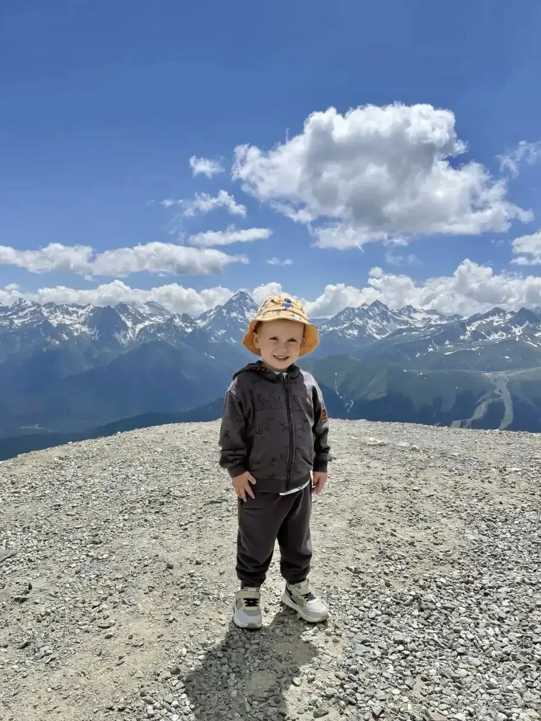 Дошкольник отправился в путешествие к вершинам Архыза

⛰️ Воспитанник группы «Непоседы» Марк провел 