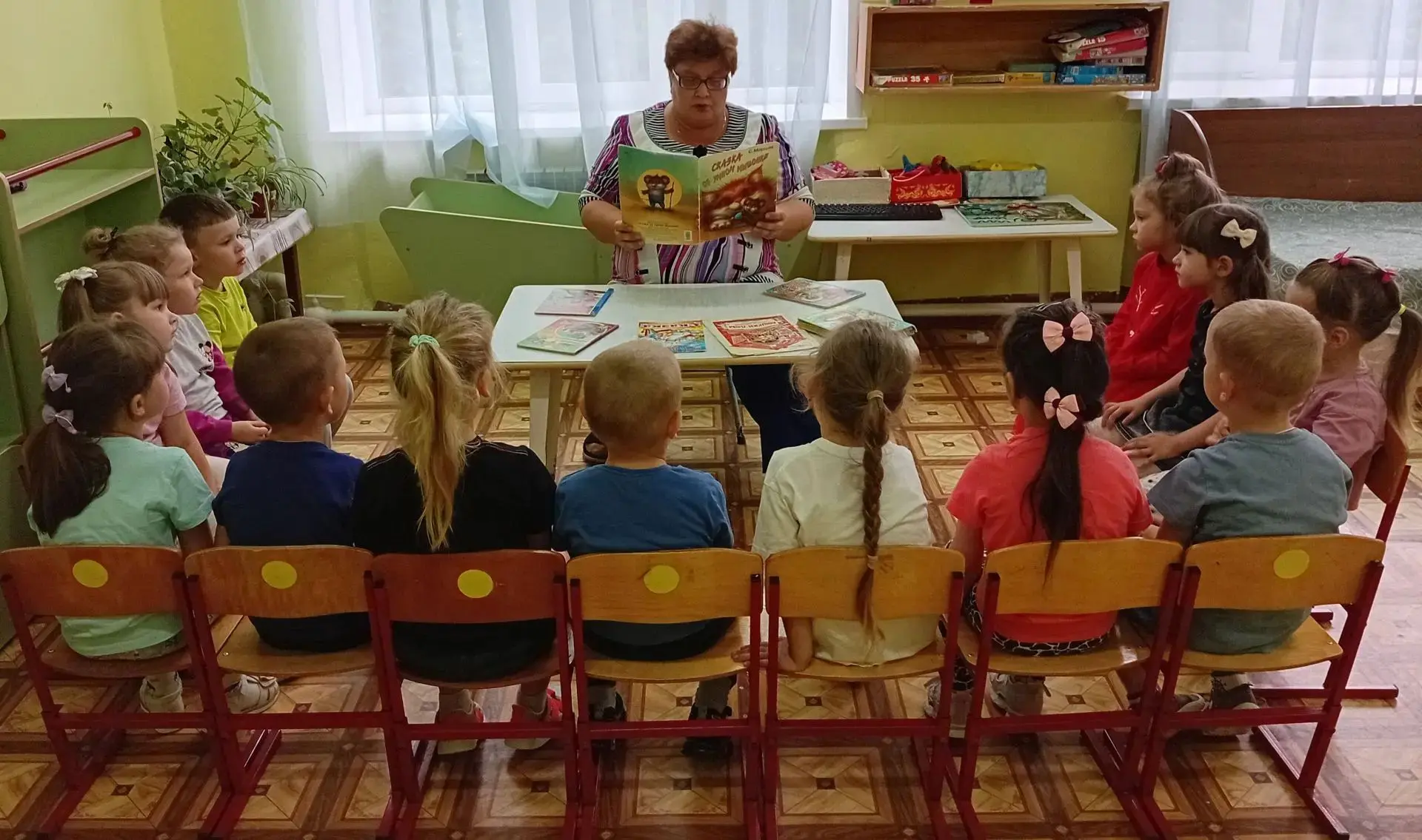 Читаем книги вместе.

В средней группе  прошёл тематический день, посвящённый литературе и книге - д