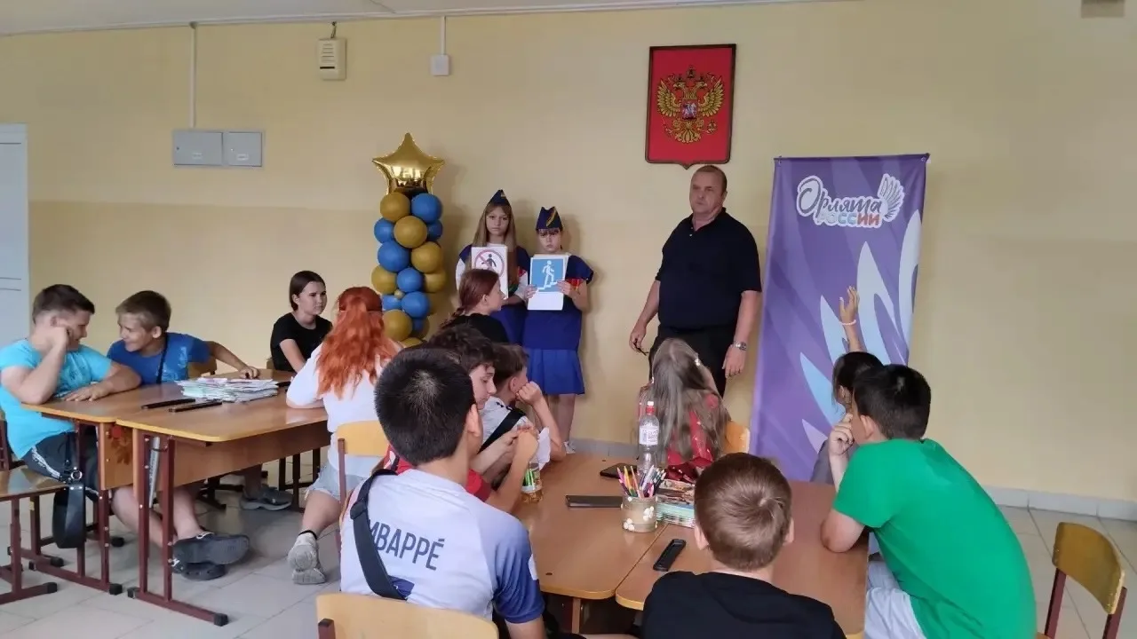 Сегодня в лагере "Колос" прошел "День ПДД".  
В начале дня педагоги провели короткую «минутку безопа