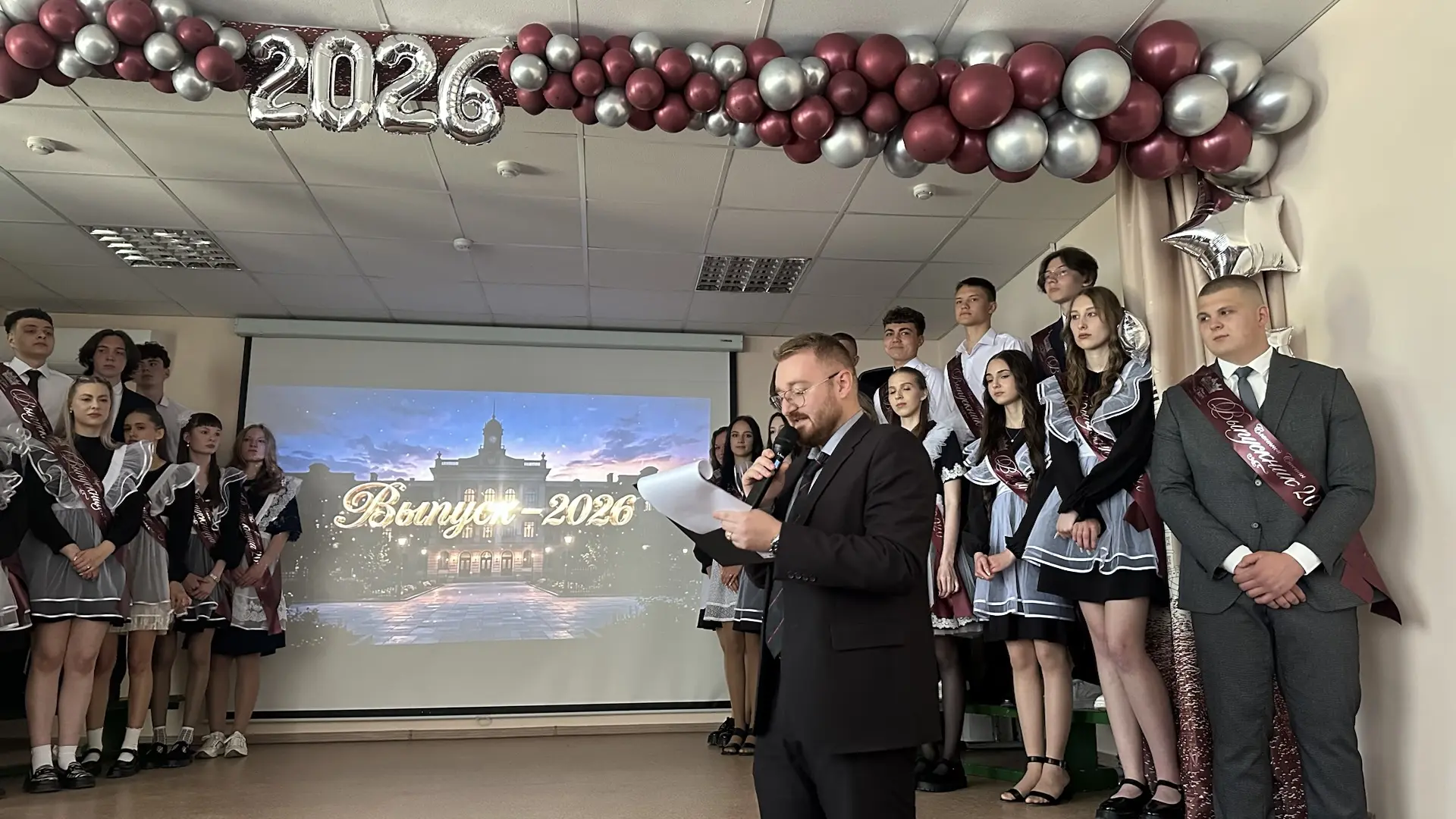 ✨ Сегодня в нашей школе прозвучали особые звонки — последние для выпускников 9‑х и 11‑х классов! ✨  