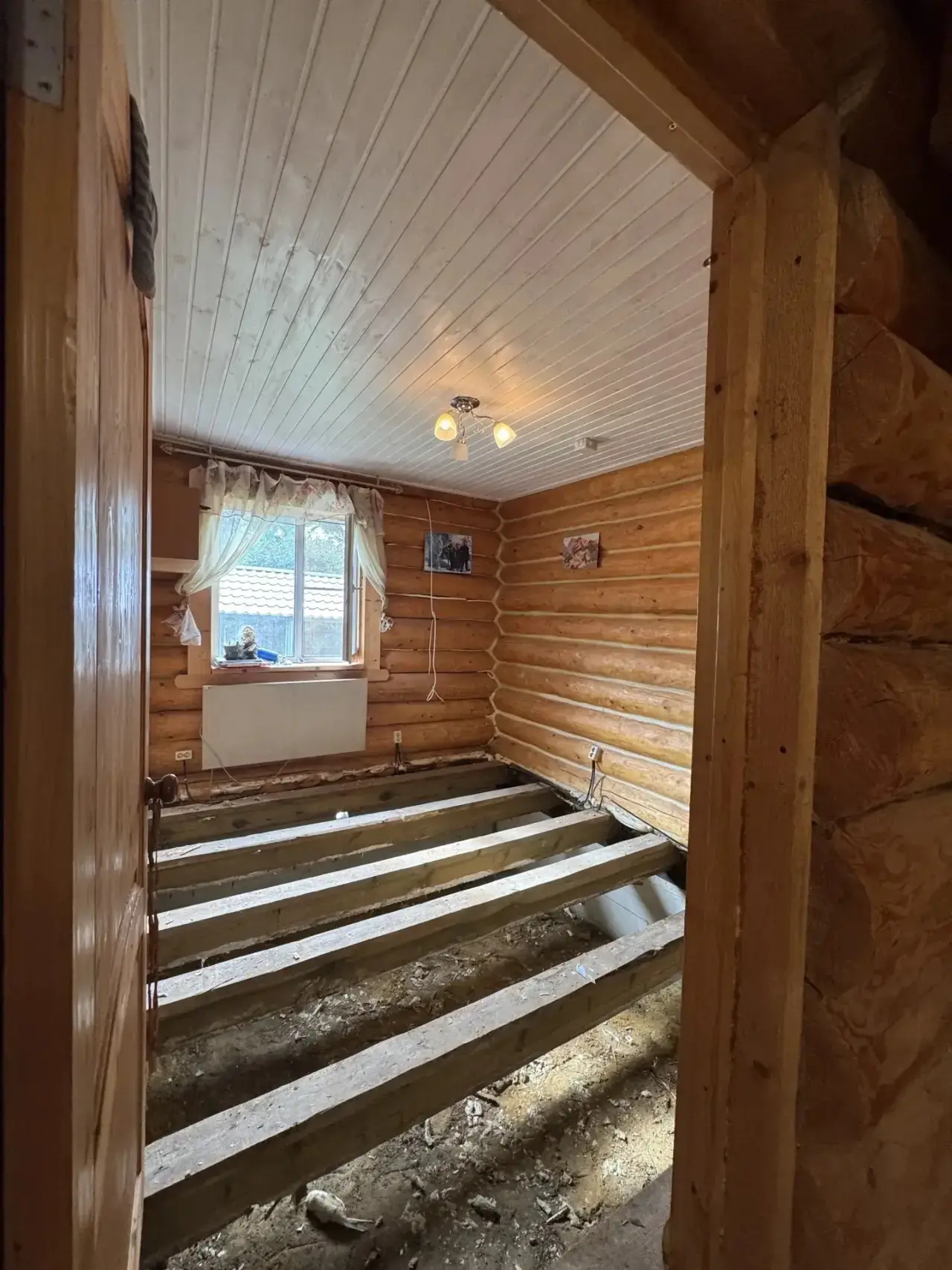🏡 Друзья, очень нужен ваш совет!

Сейчас Алёнка занимается ремонтом своего деревянного дома. Дошли 