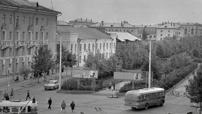 Улица Есенина в 1965 году 🤩 
 
Представьте: 60 лет назад... Что же изменилось с тех пор? 🤔 
 
 
Ис