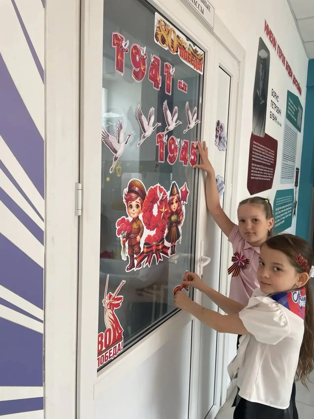 Наши окна вновь расцвели яркими красками и символами памяти! Учащиеся МБОУ СОШ №3 с гордостью продол