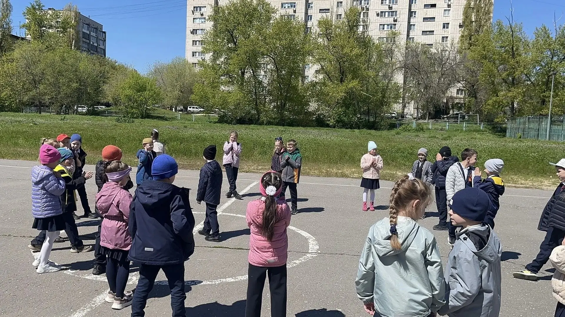 Сегодня солнце на улице всеми силами зазывало 1Б класс гулять, поэтому мы решили отпраздновать день 