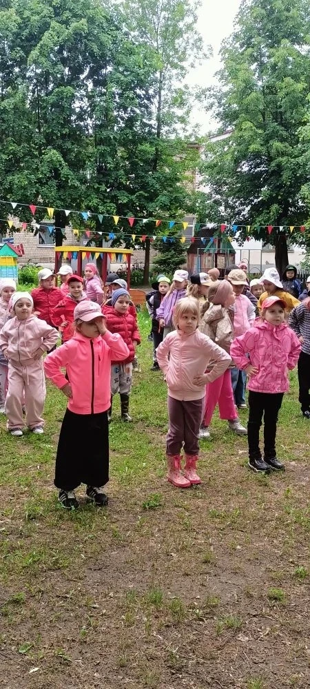 На днях нас праздник всех собрал собрал,                                    🎉 Не ярмарка, не карнав