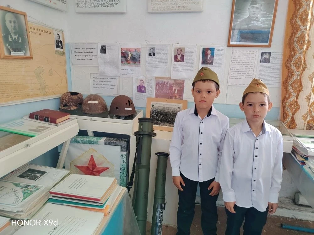 В канун Дня Победы первоклассники МБОУ СОШ с.Юрматы посетили школьный музей. Руководитель школьного 