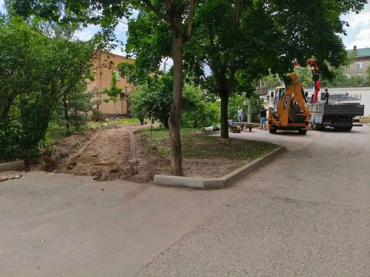 🚧 Во дворе на Фрунзе, 26 начали прокладывать «народные тропы» без согласования

Жители возмущены: д