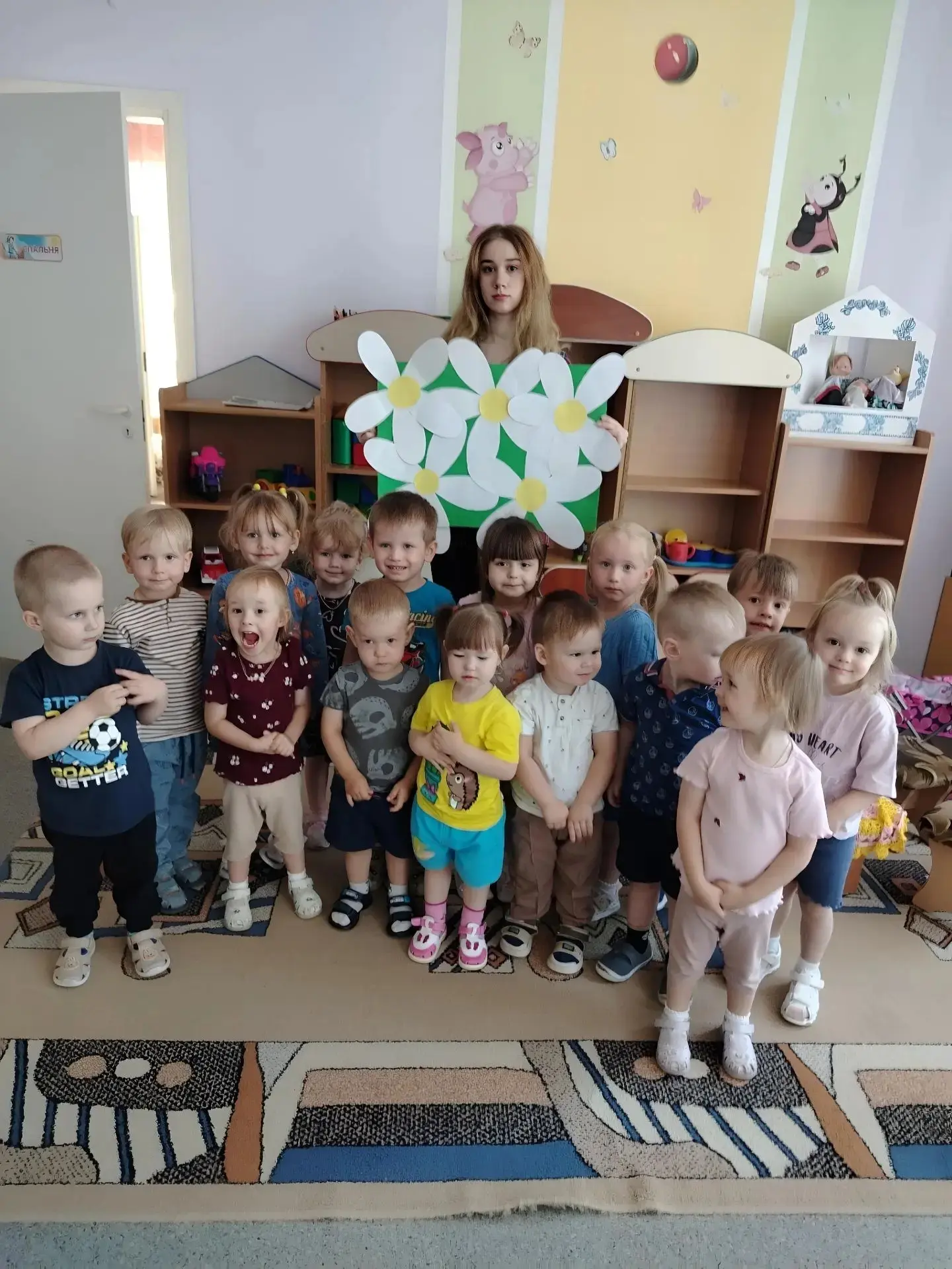 Сегодня в группе малышей поселилось радостное настроение, ведь они отмечали День Ромашк...