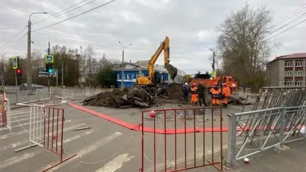 🚧 На Троицком проспекте в Архангельске раскопали шестиметровый котлован