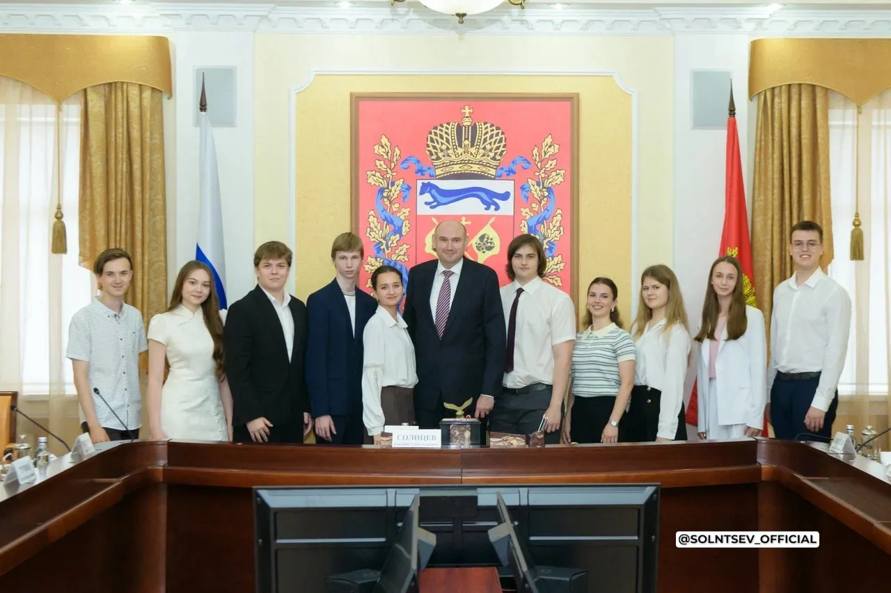 Рабочую неделю начал со встречи с нашей талантливой молодёжью – выпускниками 2026 года,...
