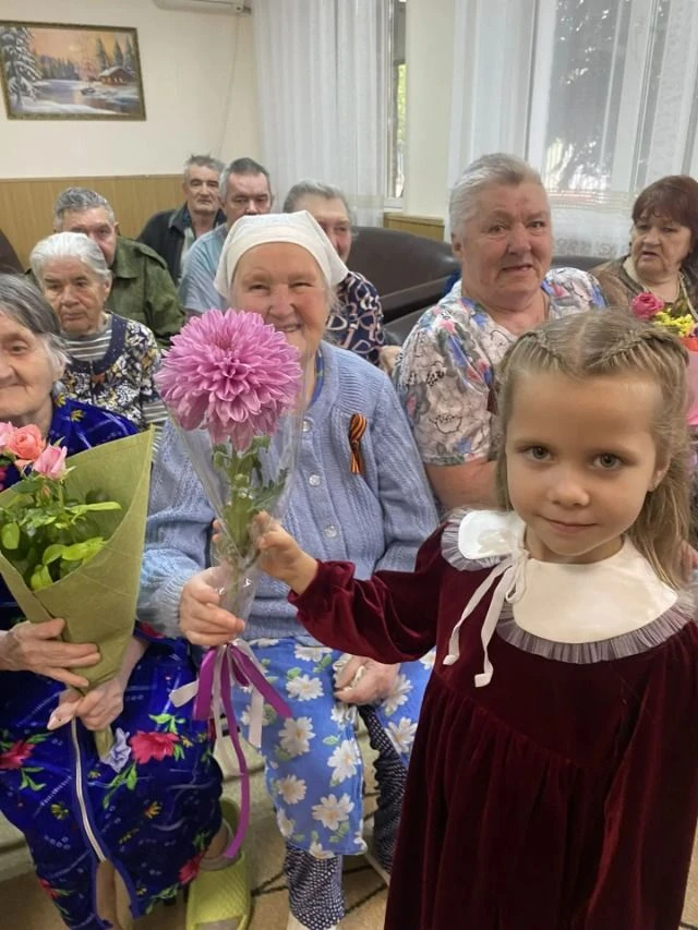 Поздравления от маленьких жителей