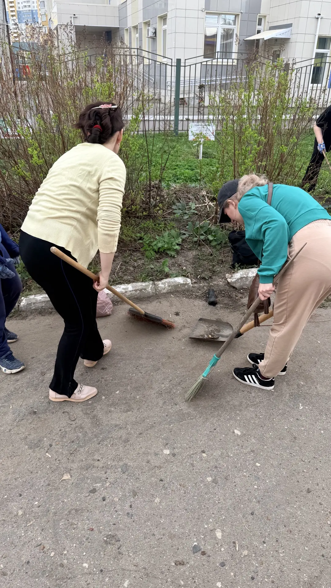 🌿 Субботник: день, когда школа стала ещё роднее  Вчера произошло что‑то по‑настоящему волшебное: вся
