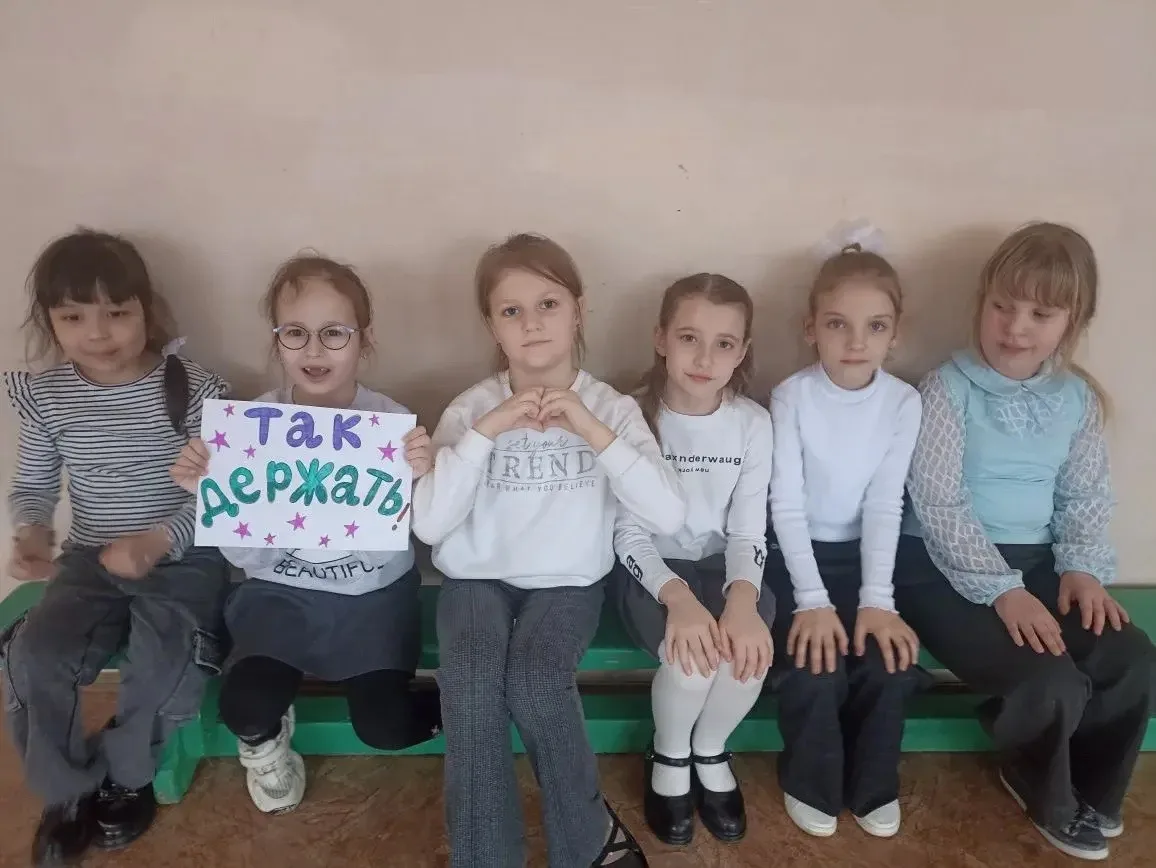 В 1 "В" классе ( кл. руководитель Губенко Е. В.) поздравили мальчиков с Днём защитника Отечества. На