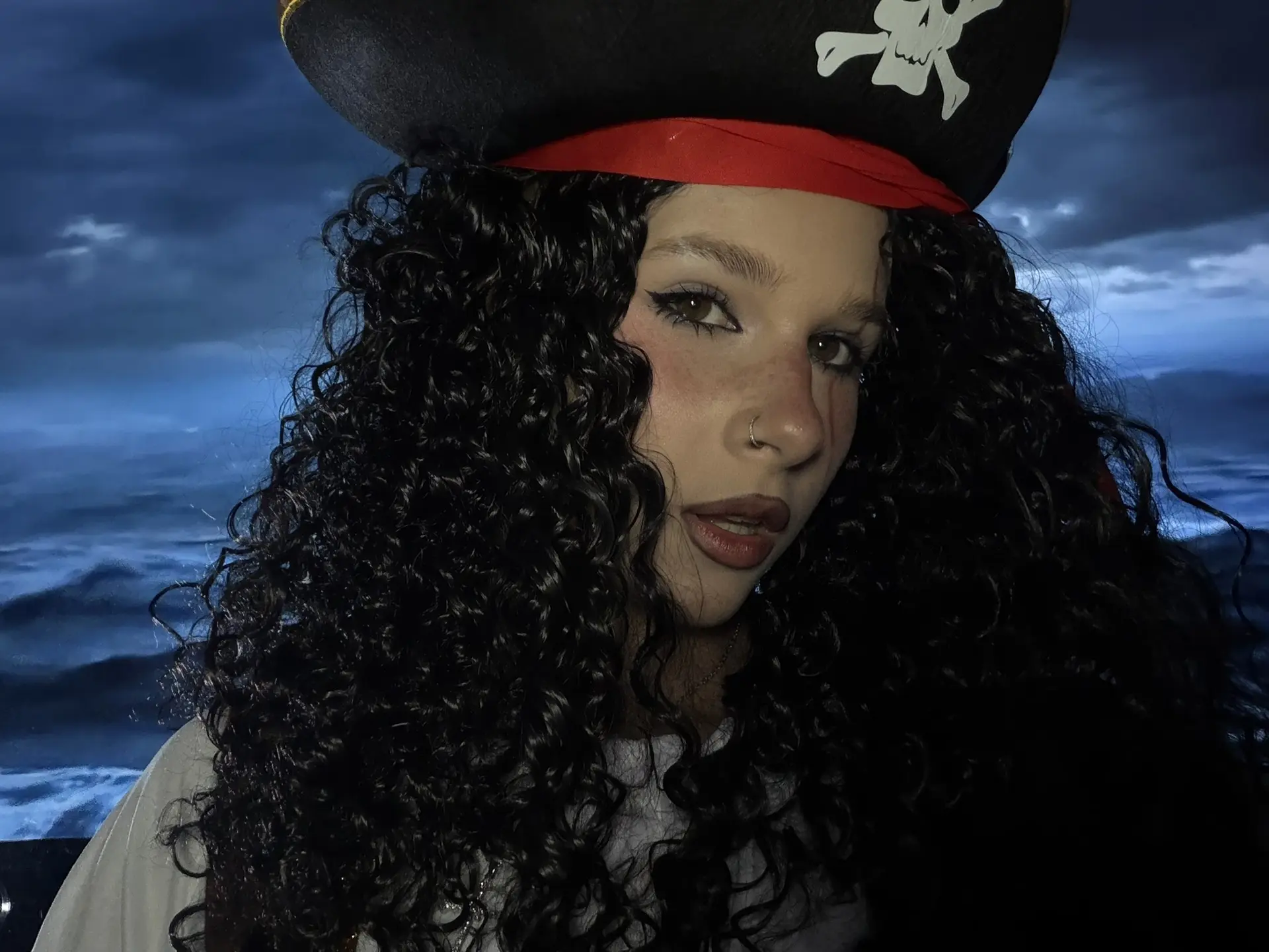 если бы Джек Воробей был девушкой: 👩🏻‍🦱🏴‍☠️

оцениваем мой косплей и образ!!🥺
❤️- если идёт