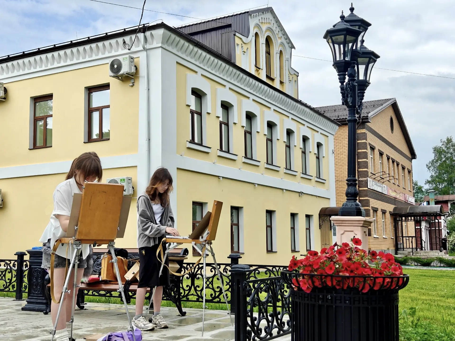 🧑‍🎨 Учащиеся Лихославльской детской школы искусств на пленэре.