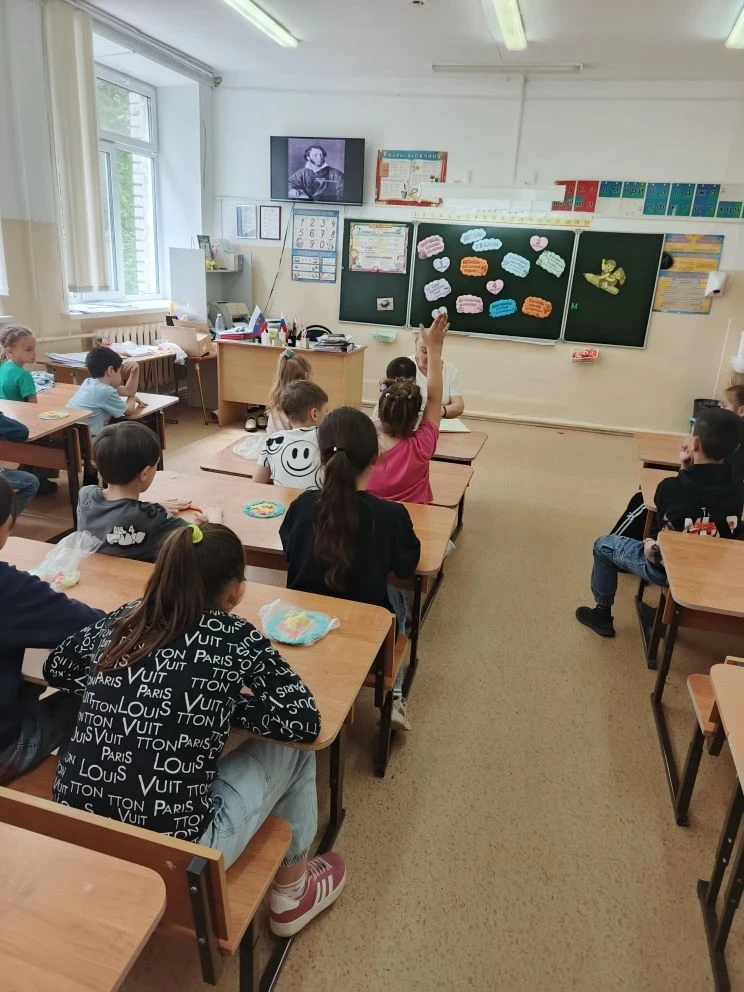 День 6.
 6 июня отмечается "День русского языка" и день рождение великого русского писателя А.С. Пуш
