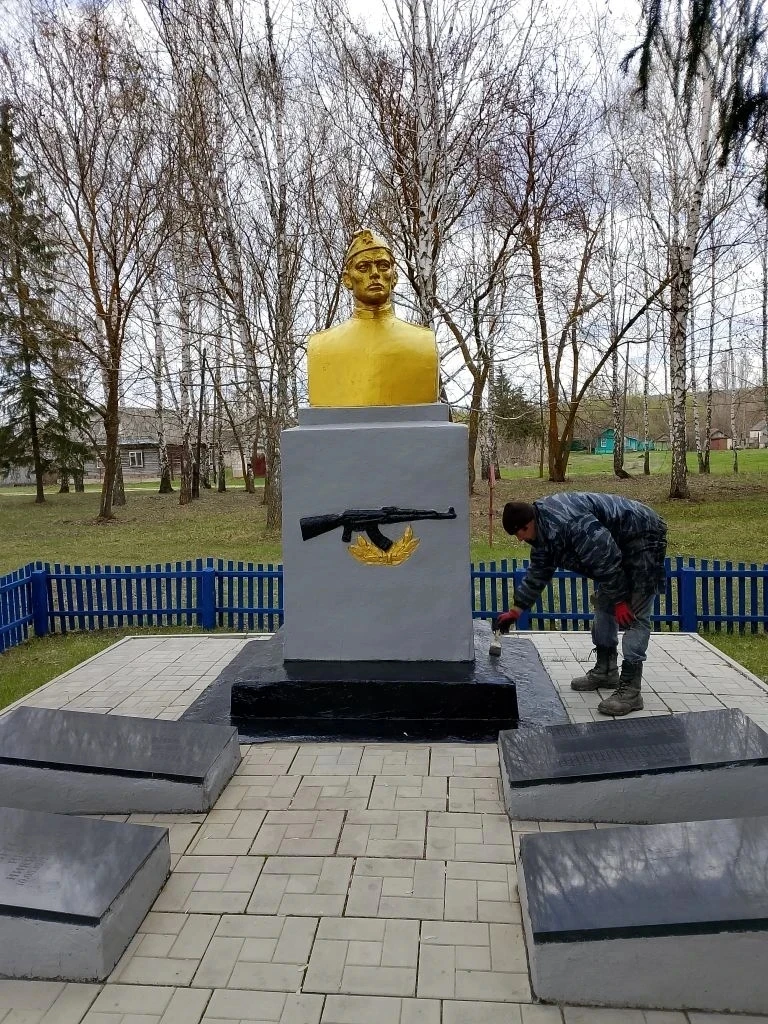 В Липовском МО провели покраску памятников.