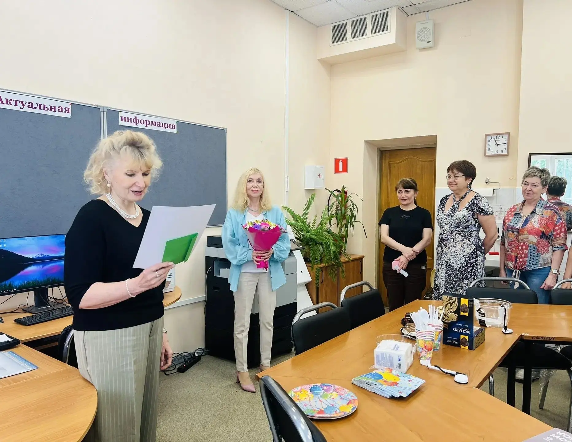 Поздравление учителя с юбилеем

Dear teacher, happy birthday! Администрация и коллектив Преображенск