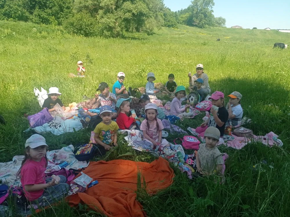 Бүген без балалар белән походка, табигать кочагына чыктык. Футбол уйнадык, су буен күзәттек, пикник 