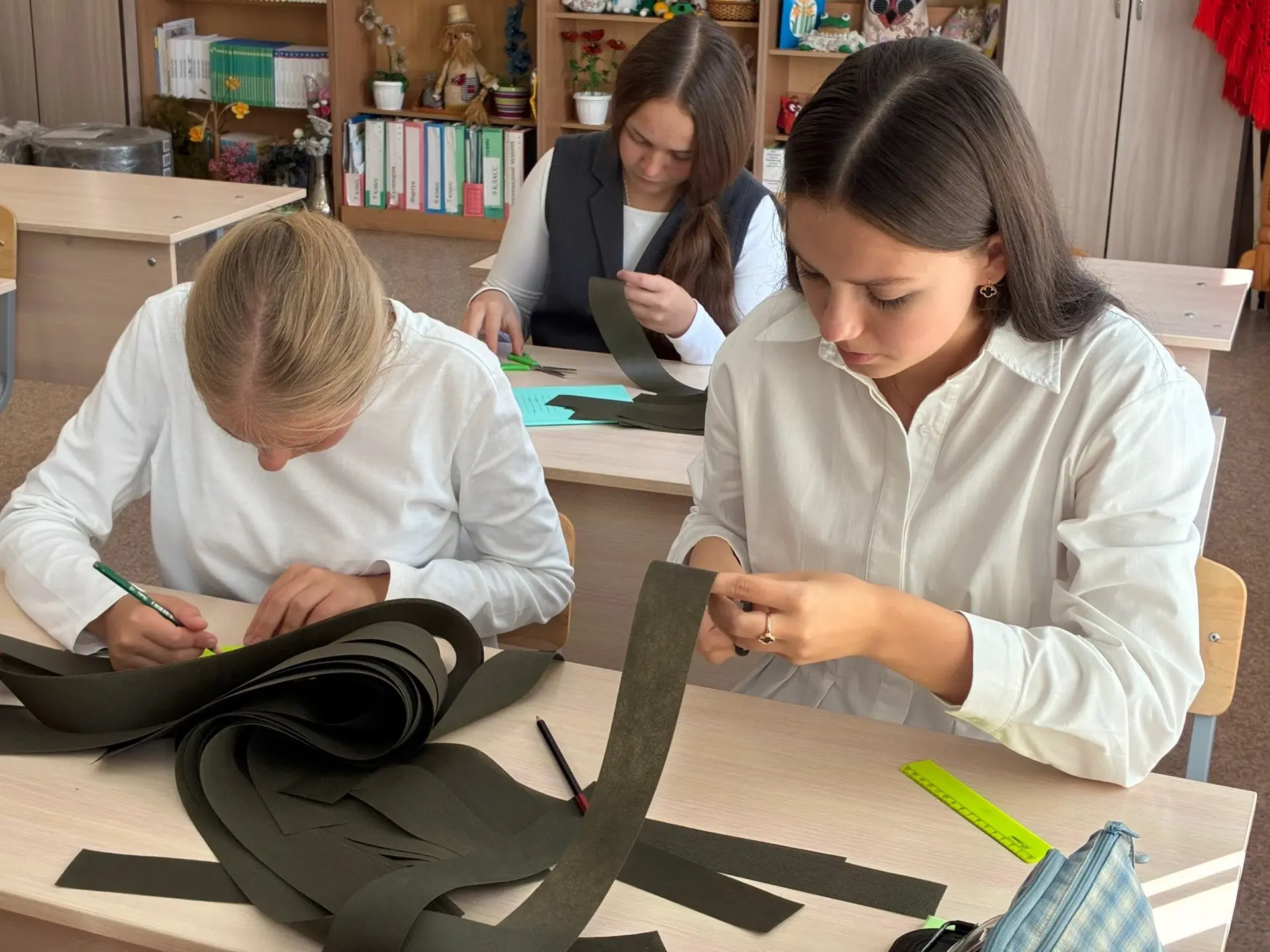 «Клуб юных мастериц» приступил к изготовлению заготовок для маскировочных сетей в подде...