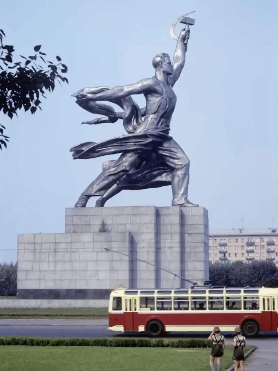 Памятник «Рабочий и колхозница» в Москве.
