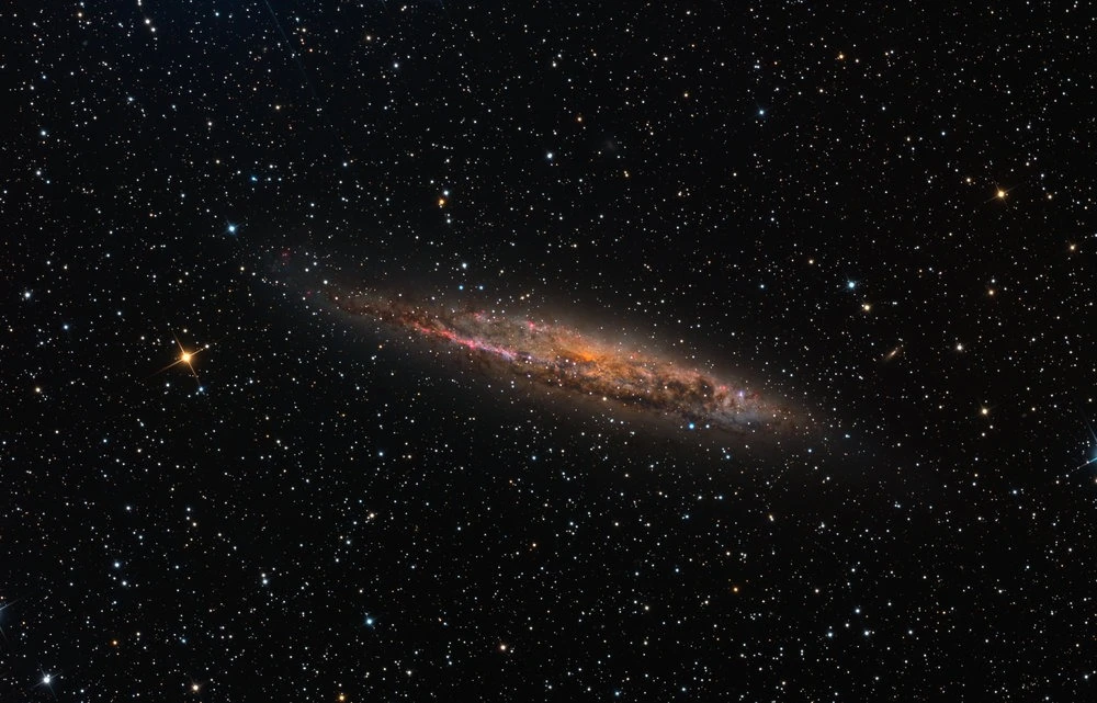 Близкая спиральная галактика NGC 4945 [Космокадр 22.08.2019]