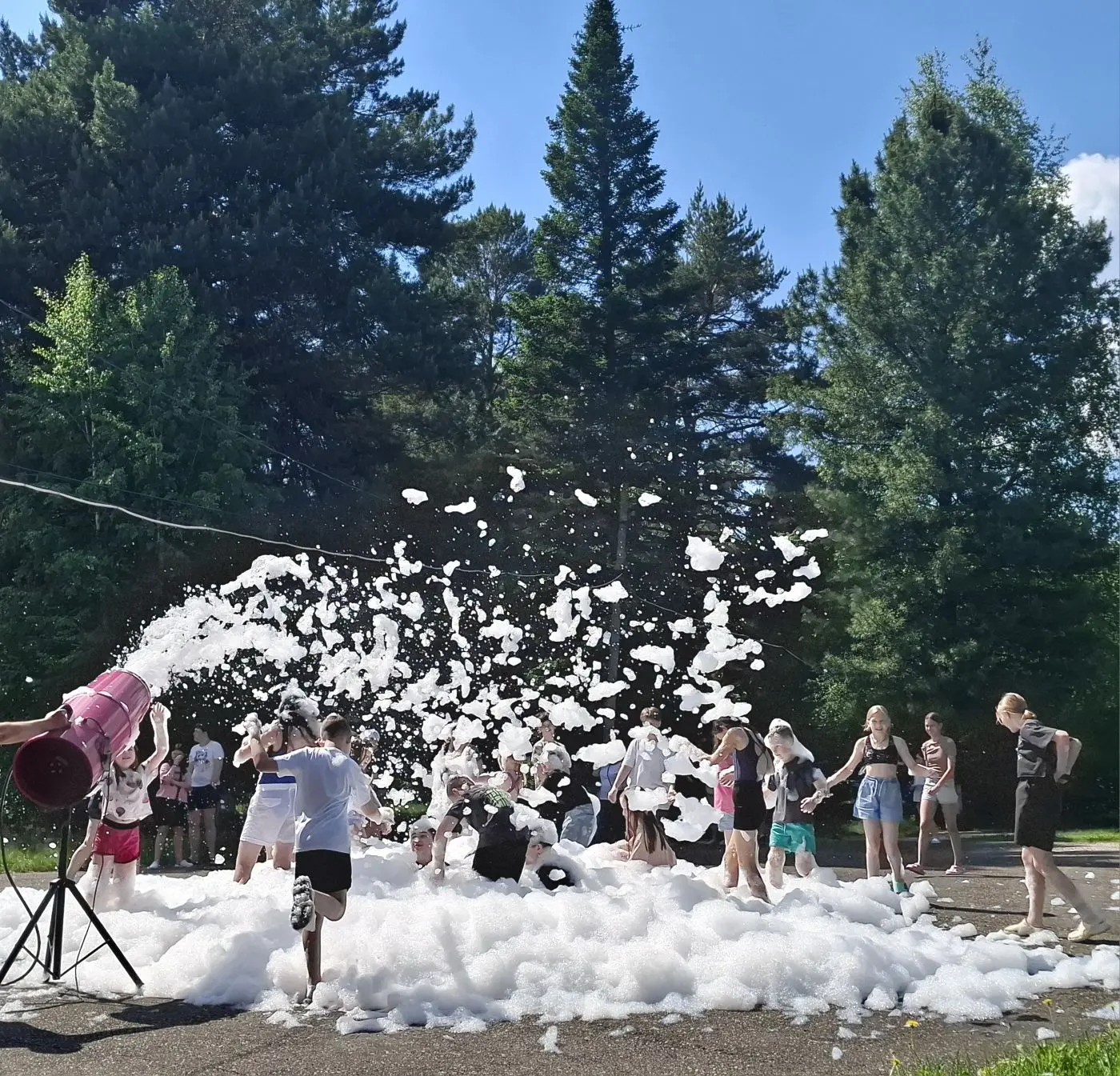 ПЕННЫЙ ПРАЗДНИК ДЛЯ ДЕТЕЙ! 🥳

В нашем лагере прошла  пенная вечеринка!
Вся площадка превратилась в 