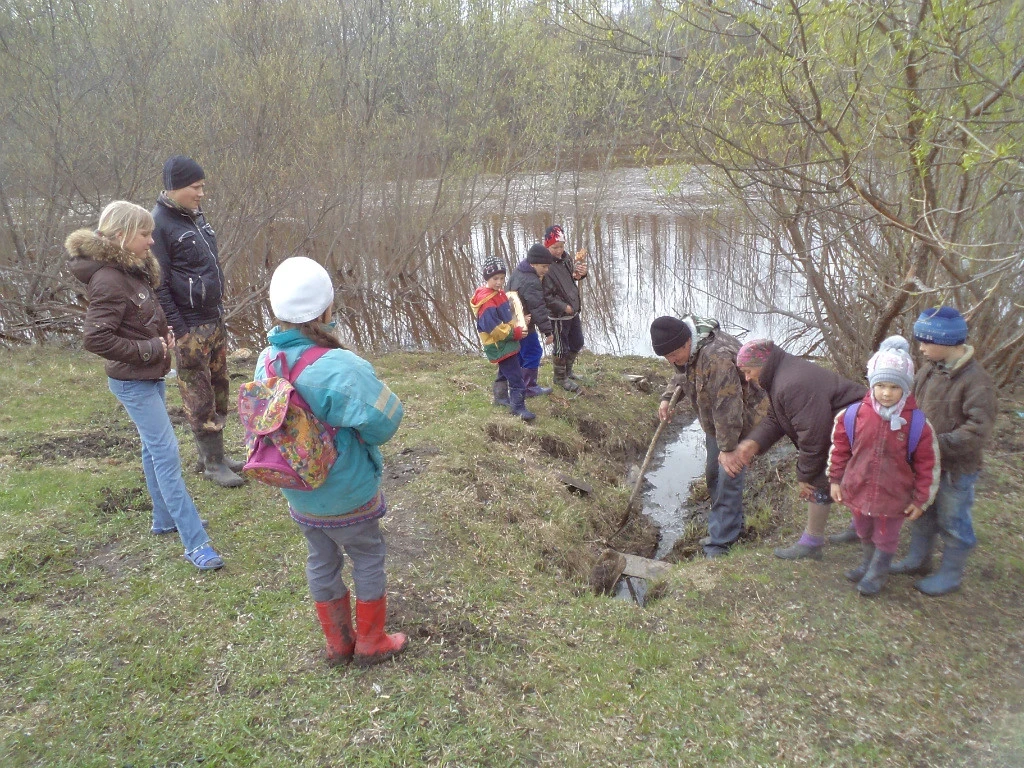Родник и чёрная берёза в с. Крещенское