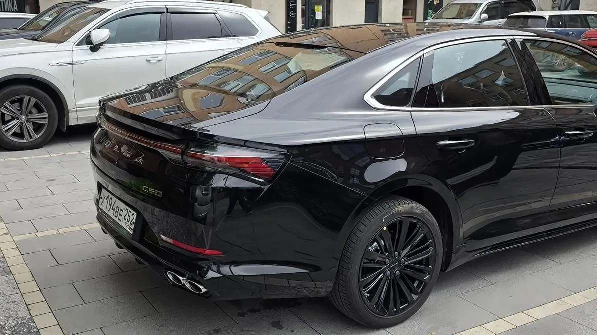 Седан Volga C50 и кроссовер Volga K50 на улицах Москвы  Фото: телеграм-канал «Автопоток»  @autonews_