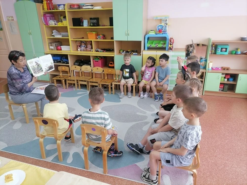 Сегодня в день здорового питания в группе "Светлячок" была проведена беседа "О правильн...