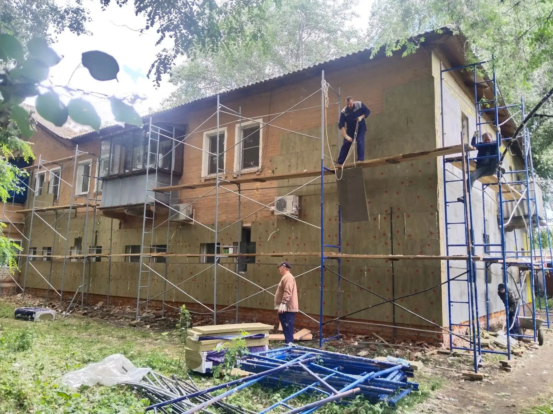 🏠Подрядной организацией продолжается капитальный ремонт фасада МКД по адресу:  г.Курск, ул. Обоянск