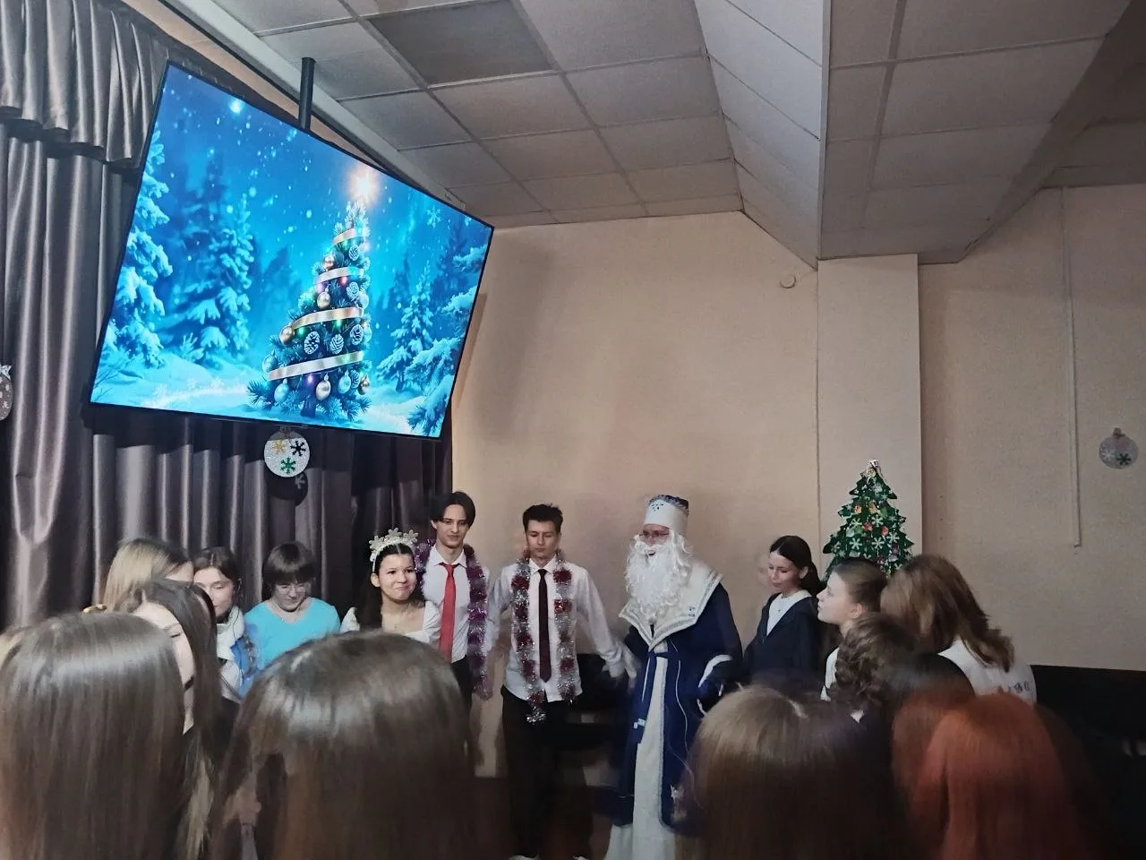 🎉✨ Новогодние мероприятия в Еткульской школе: Новый год шагает по планете 🎭🌟  На прошлой неделе в Ет
