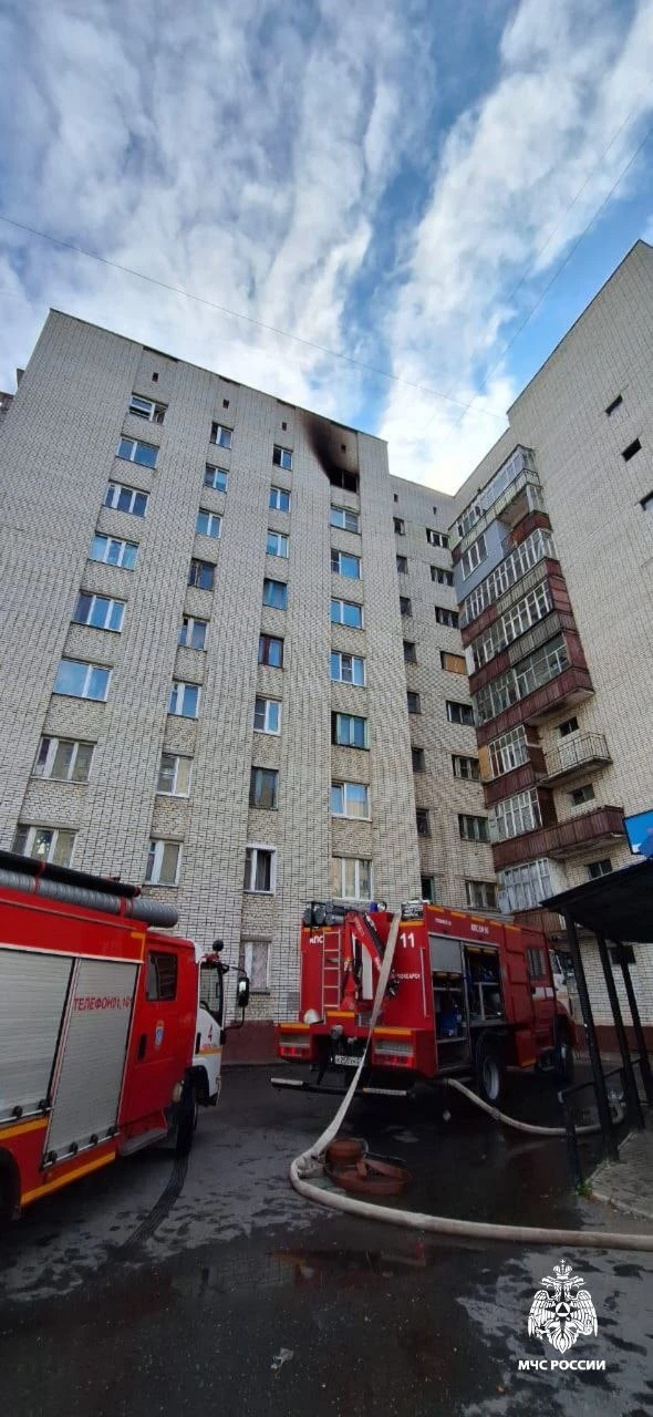 Огнеборцы спасли 2 человек из горящей комнаты в Новочебоксарске   Огонь вспыхнул на 9 этаже дома №4 