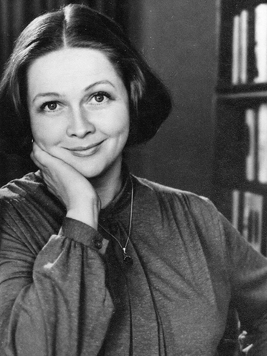 В 1971 году многообещающую выпускницу училища им. Щукина Наталью Гундареву пригласили в...