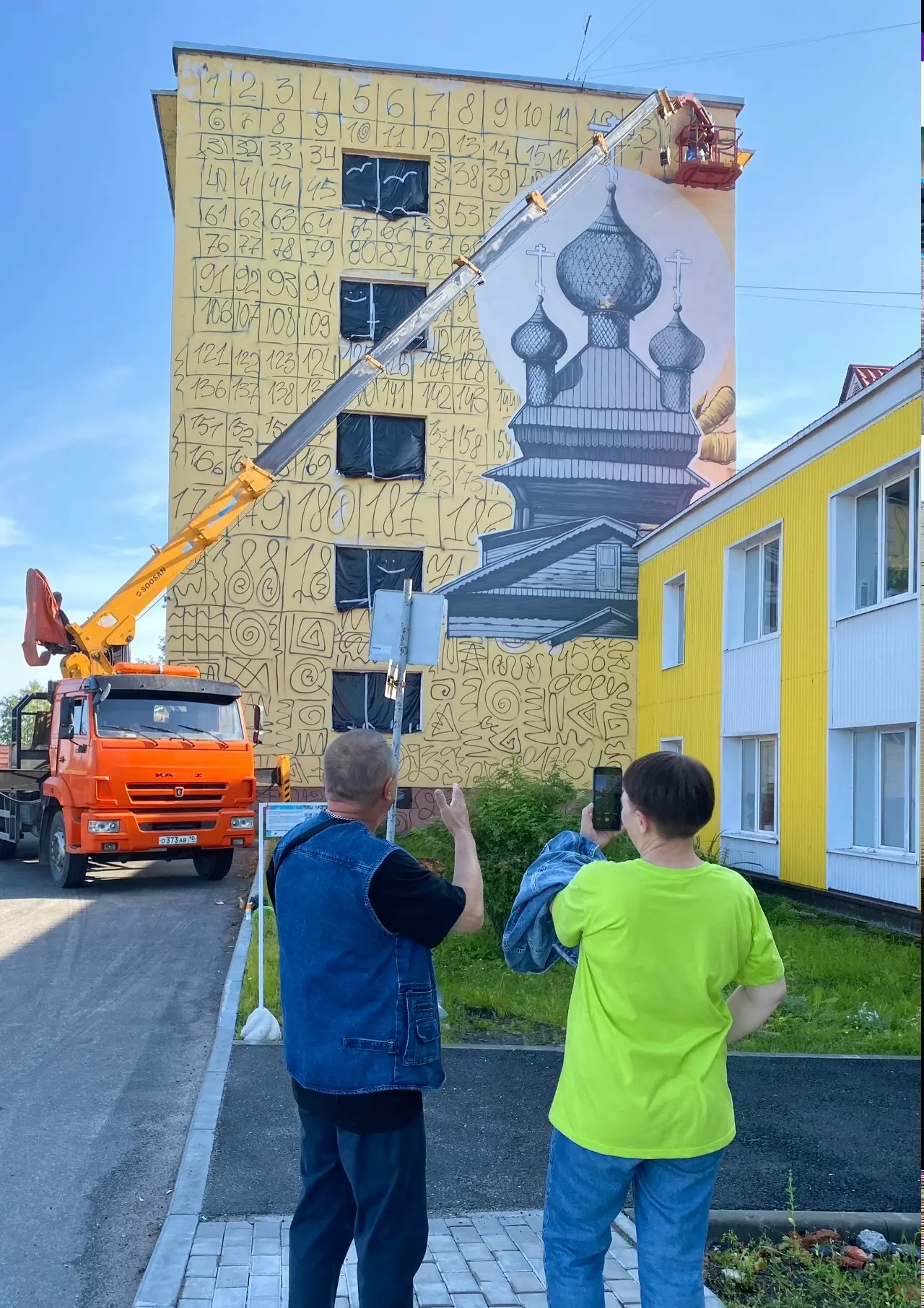 🎨 Золотное шитье украсит набережную Беломорска

Новый мурал с символами Поморья нанесут на фасад жи