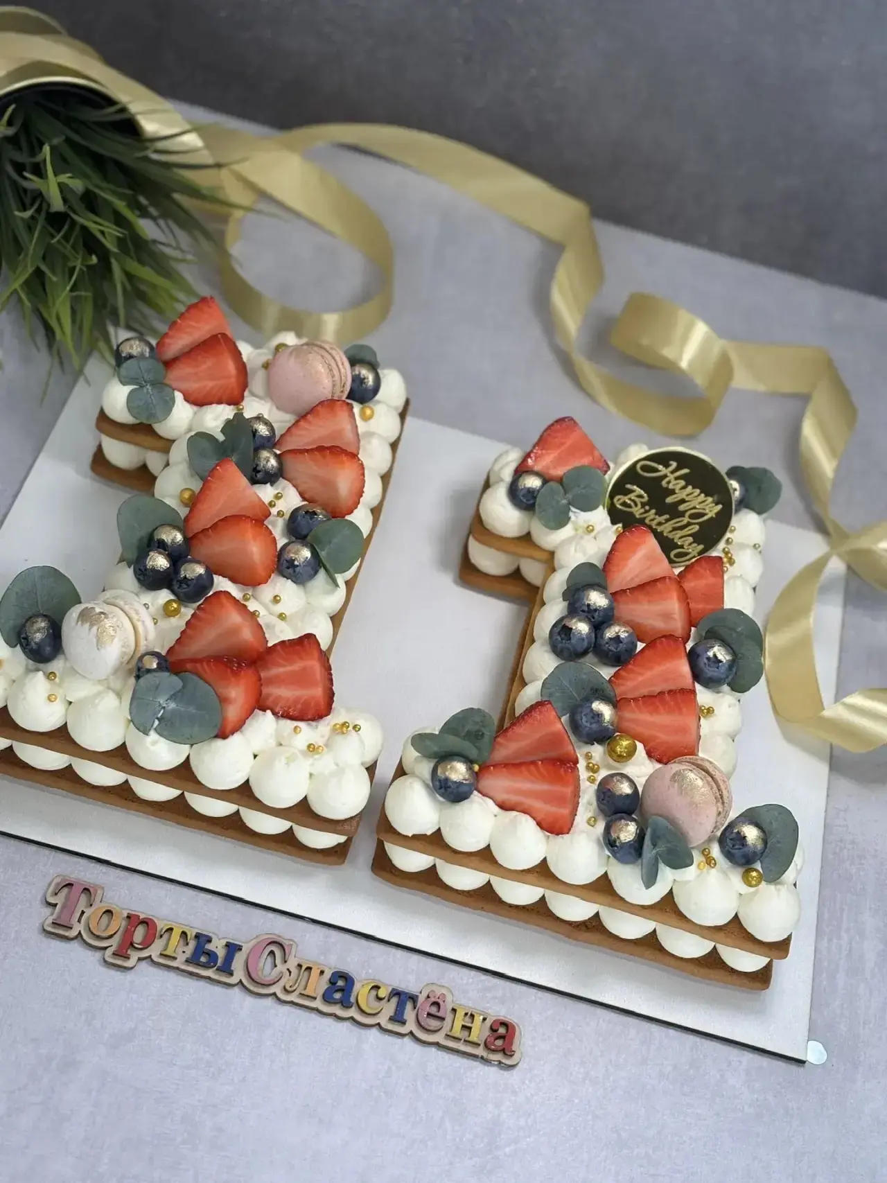 Наш открытый медовик🔝 в заказах 🍰