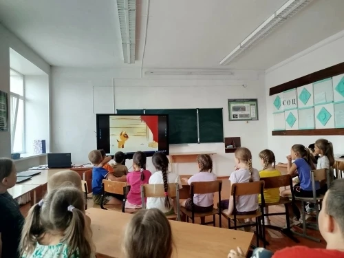 Сегодня в отряде «Черепашки» прошёл удивительный День мультипликации! Наш сельский библиотекарь Лари