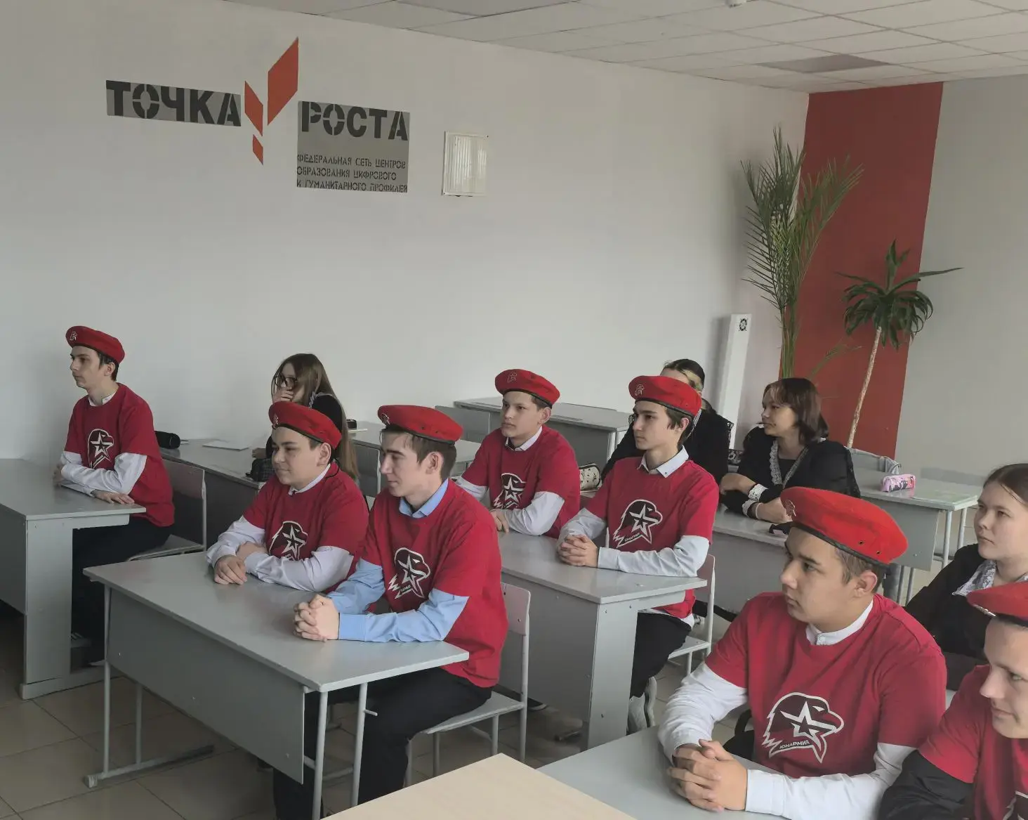 Советник директора по воспитанию Вотчинникова Гульчачак Саетгалиевна провела для юнармейцев лекцию о