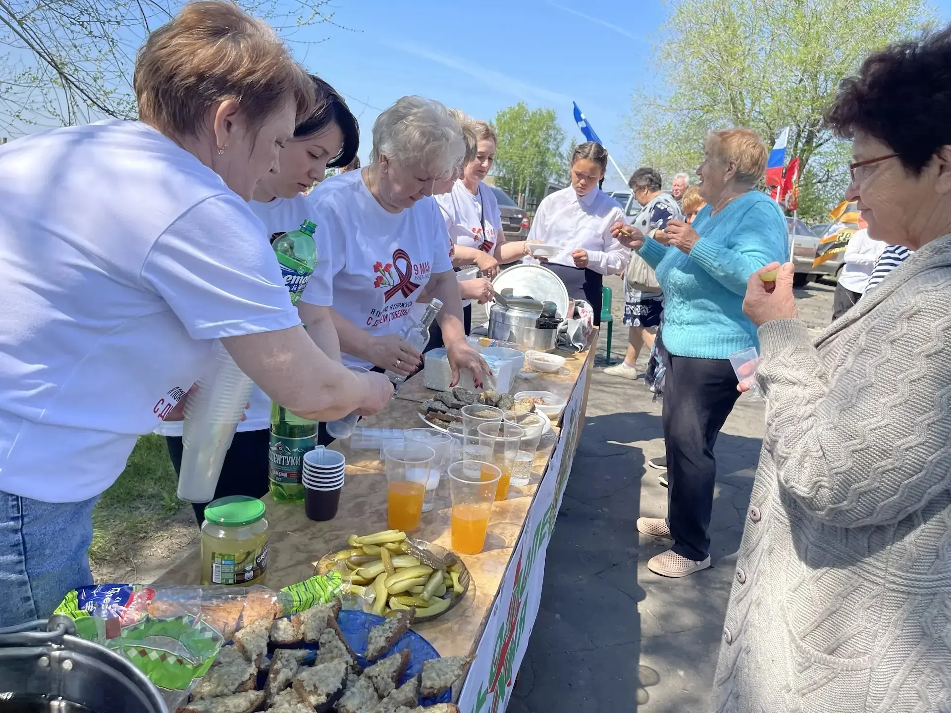 В сельском Доме культуры состоялся праздничный концерт. Прозвучали патриотические песни...