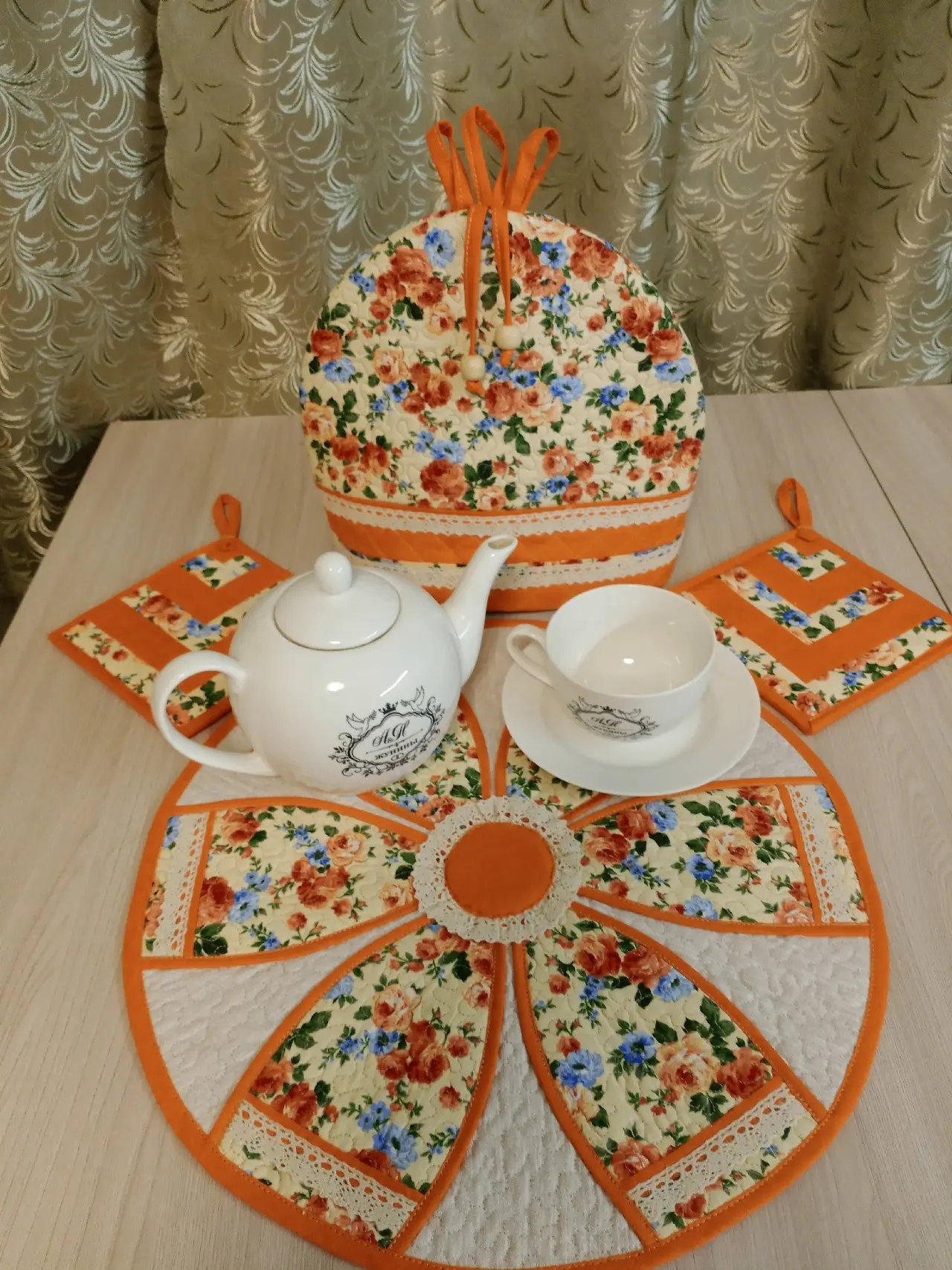 Дорогие друзья, сегодня дошила новый кухонный набор: грелка на чайник 26 "28, салфетка ...