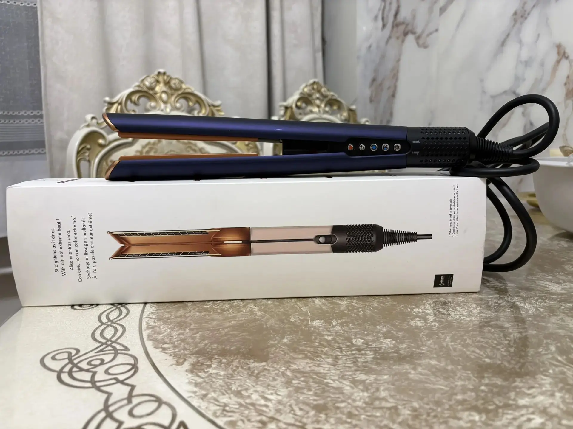 Продам фен-выпрямитель новый покупали 5500 продам за 4000 чек имеется 89016780712