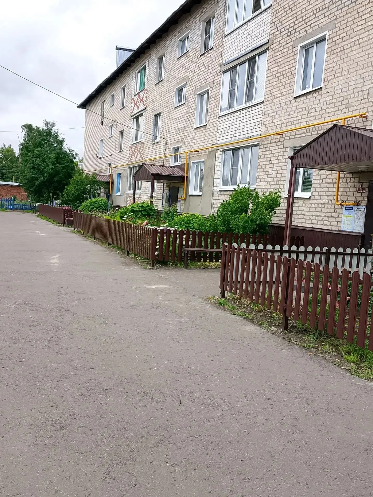 Установка нового ограждения.
Около дома 15 по улице Коммунальной установили современное ограждение и