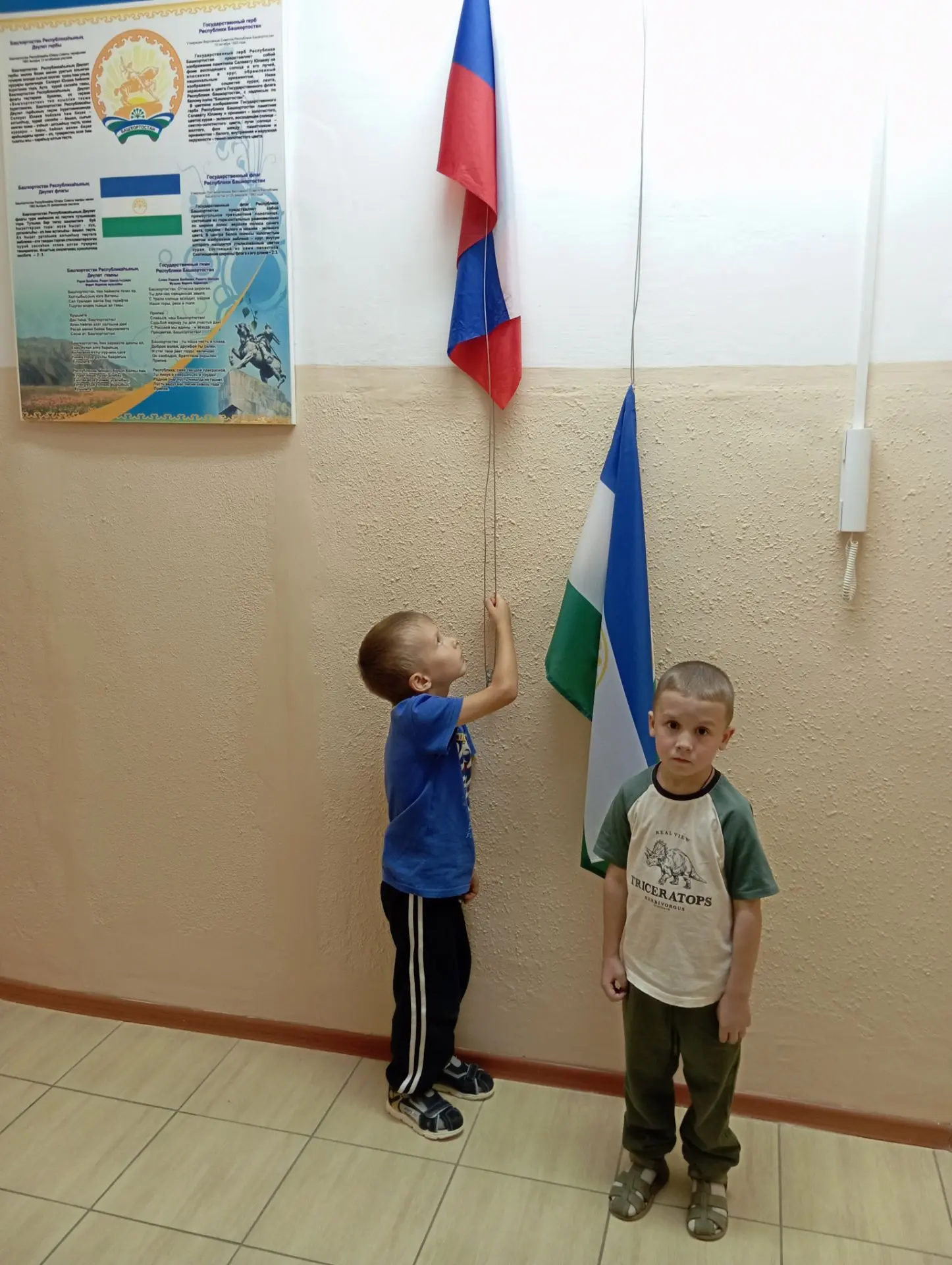 Новая неделя по традиции началась с поднятия флагов под государственные гимны Российско...