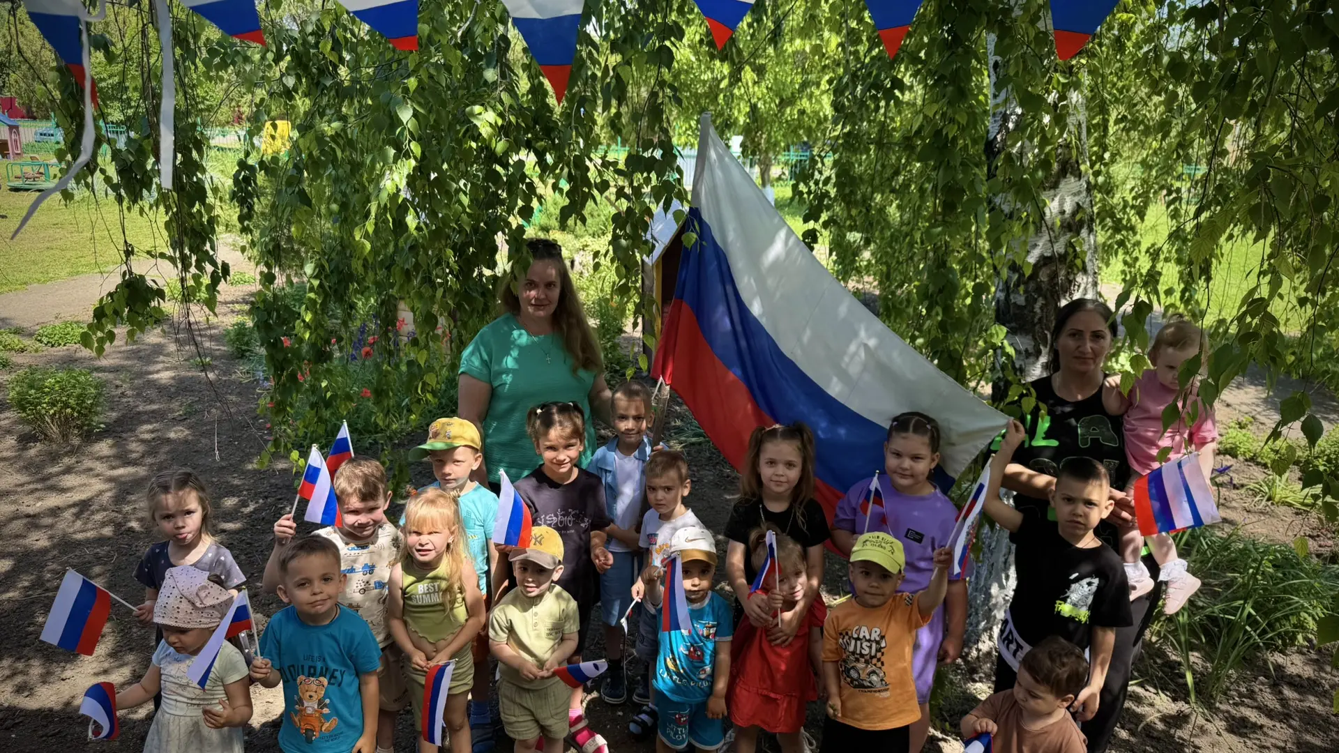 Ежегодно, ко дню празднования Дня России, проходит акция «Флаги России» 🤍💙❤️