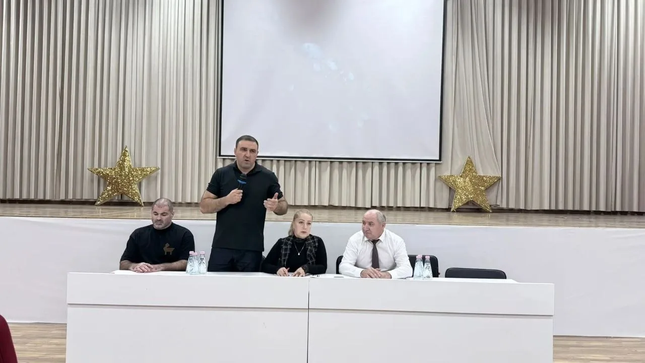Депутат НС РД Имран Аваев провел встречу с педагогическим коллективом и родительским ак...