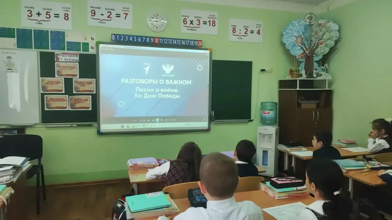 Утро понедельника, 4 мая, в лицее традиционно началось с торжественной линейки, выноса Государственн