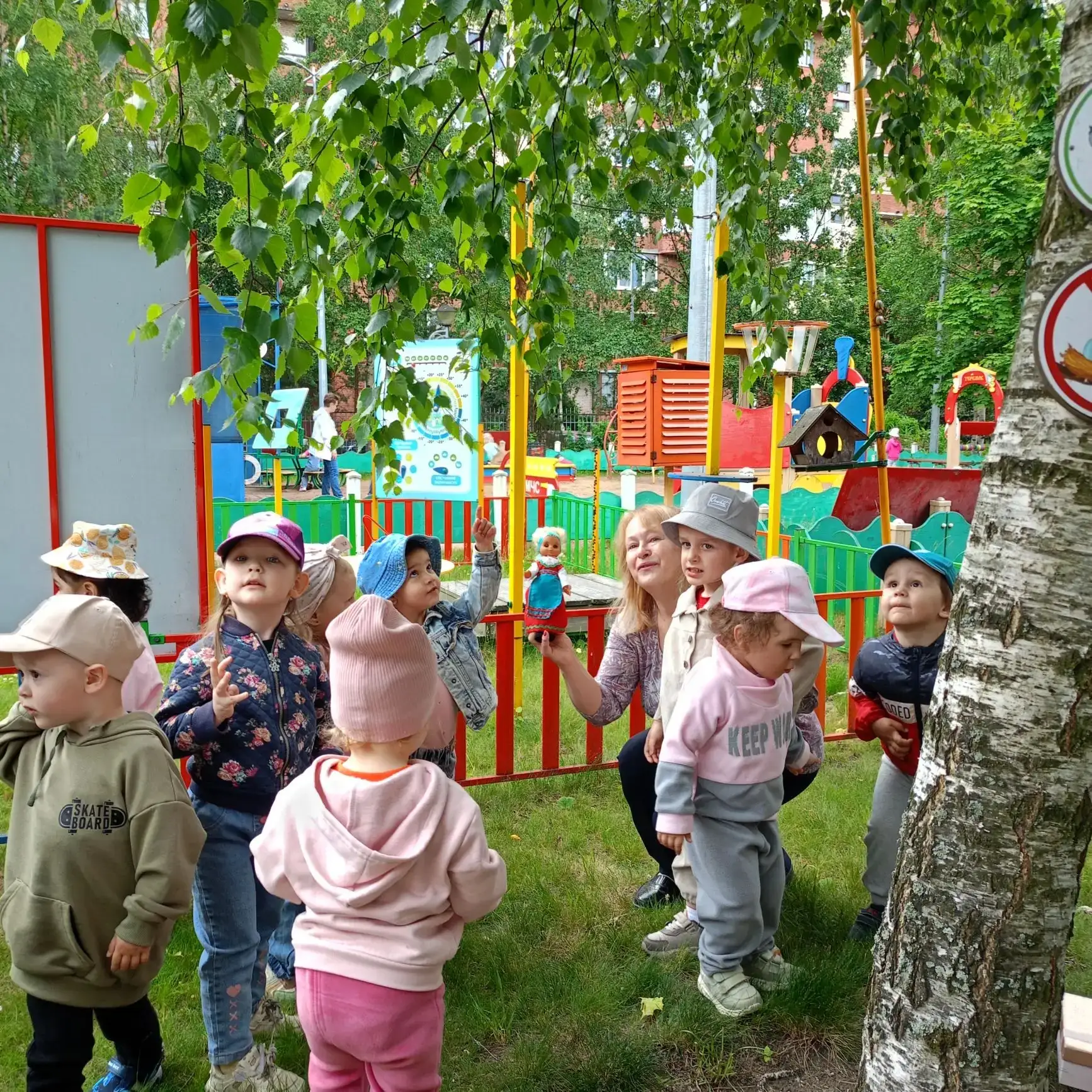 Всем берёза нравится
Ведь она- красавица! 
Белый ствол, густая крона
Посмотри берёзка, мы к тебе идё
