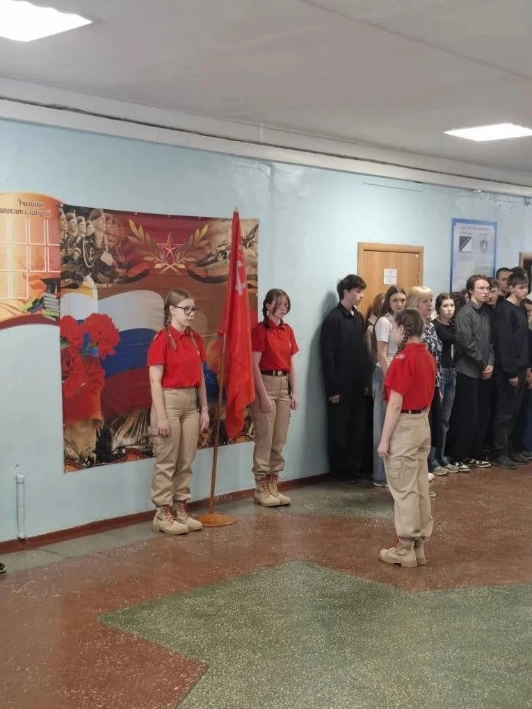 🎖️ Вахта памяти у Знамени Победы: дань уважения героям 🎖️С 28 апреля по 5 мая в нашей школе проходил