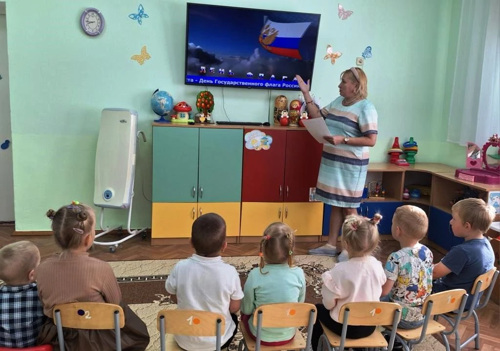 🇷🇺 День Российского флага — замечательный повод рассказать дошкольникам о символах на...